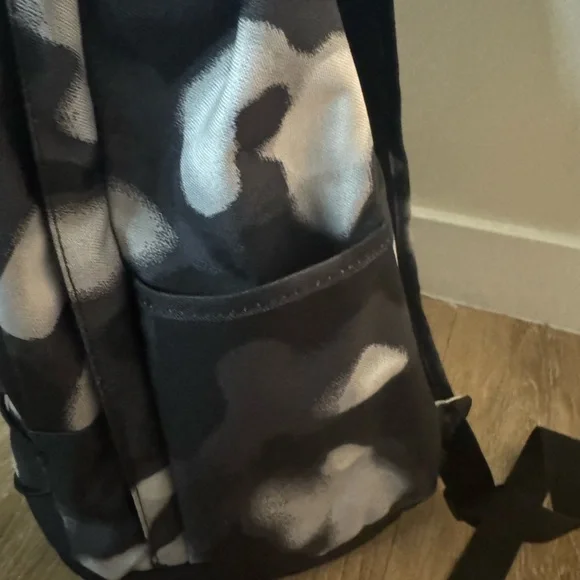 UNISEX Nike,Black and White Men, boys and girls Backpack with detachable strap - Picture 4 of 7